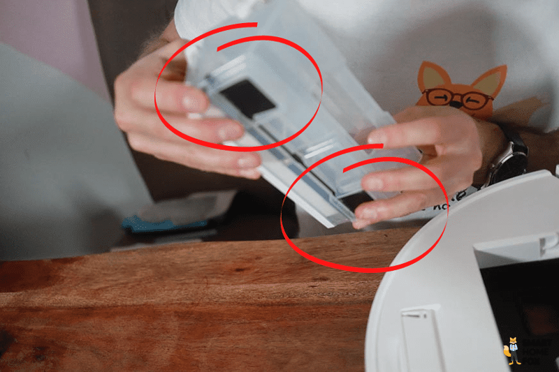 Absauglöscher des mobilen Staubbehälters des Yeedi Vac Saugroboters sind zu sehen